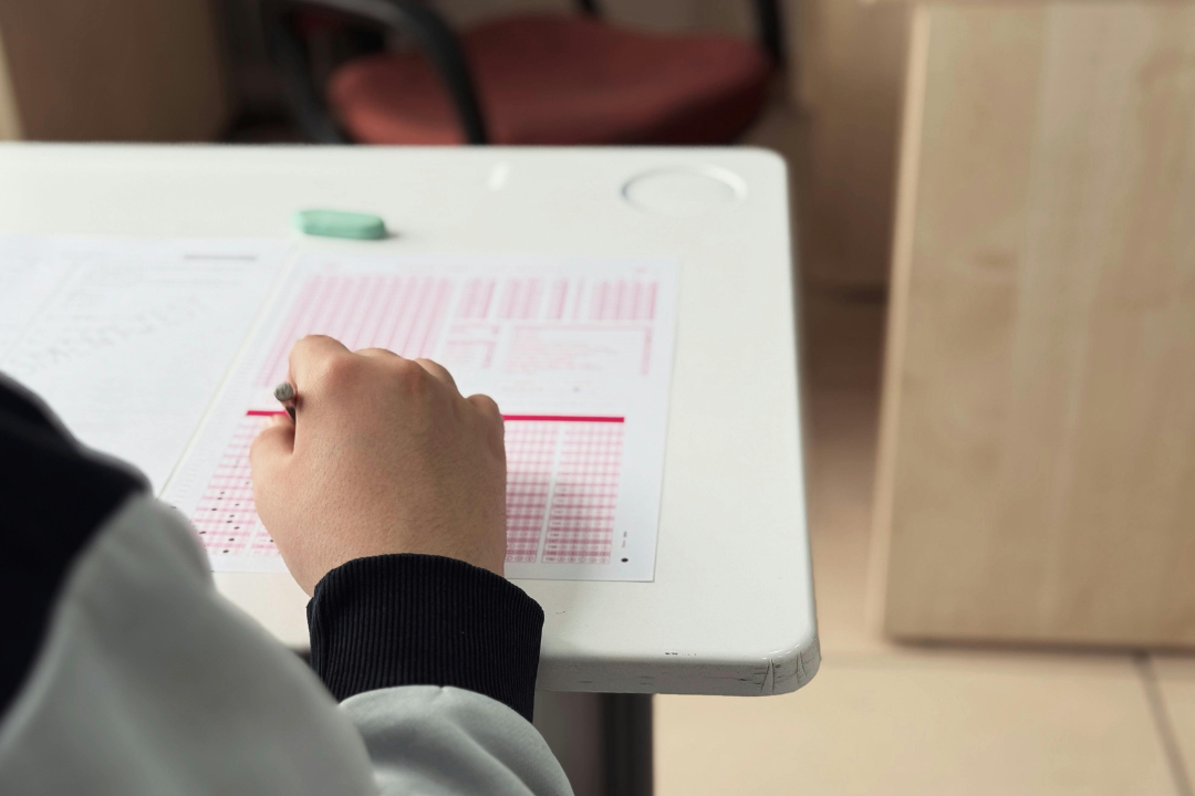 Estudantes se preparam para realizar a inscrição no Enem 2026, principal porta de entrada para universidades no Brasil | Foto: Reprodução/Pexels