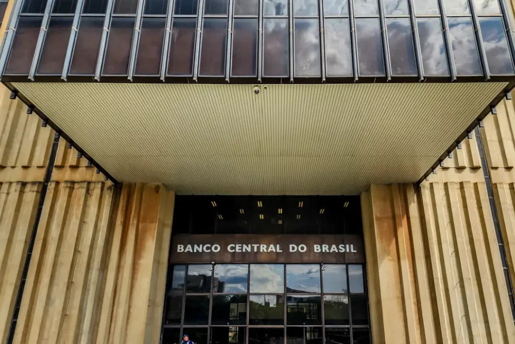 Banco Central divulga nova alta na previsão da inflação para 2026, aumentando preocupação com juros elevados e impacto no custo de vida dos brasileiros | Foto: Reprodução/ Rafa Neddermeyer/Agência Brasil