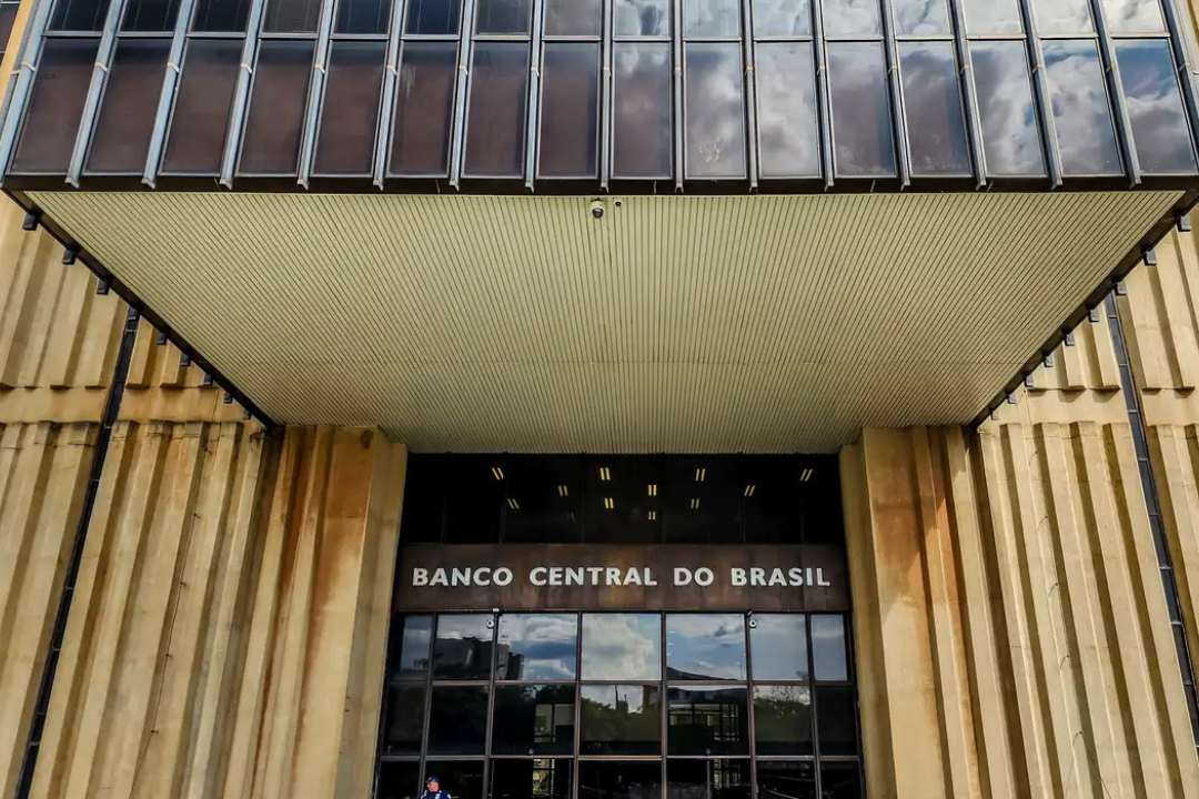 Inflação sobe para 5,04% e aumenta pressão no bolso do brasileiro