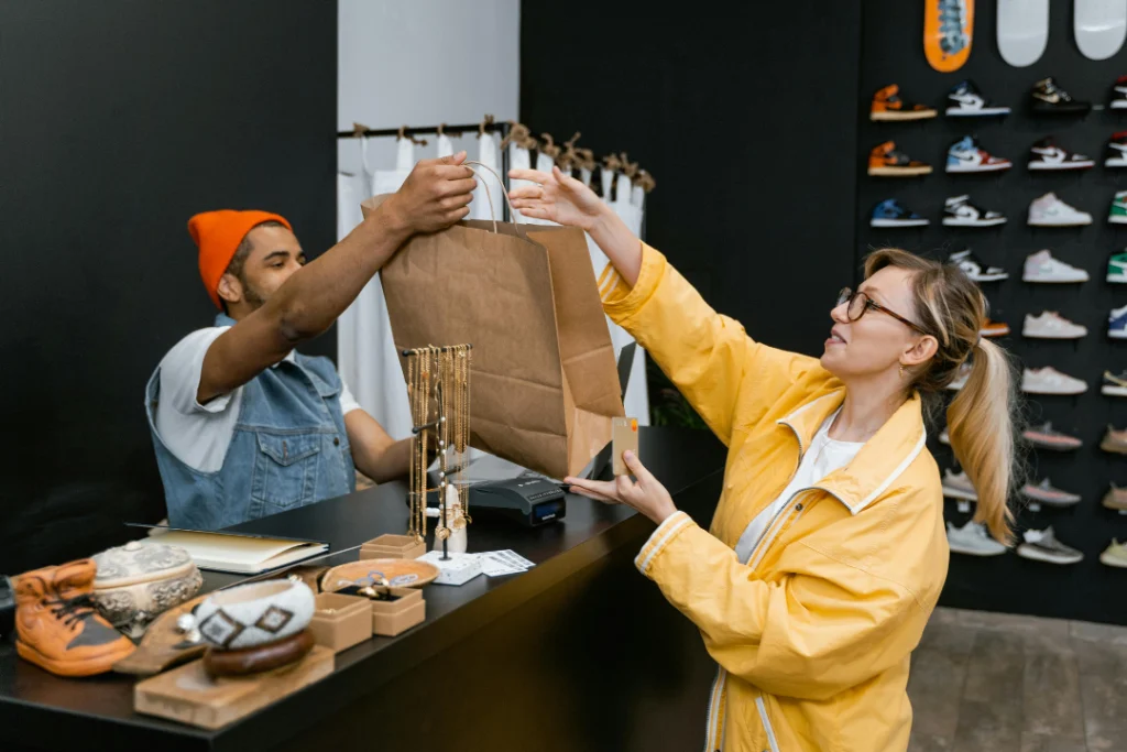 Consumidores brasileiros terão a oportunidade de comprar produtos com até 70% de desconto nesta quinta-feira durante o Dia Livre de Impostos 2026 | Foto: Reprodução/ Pexels