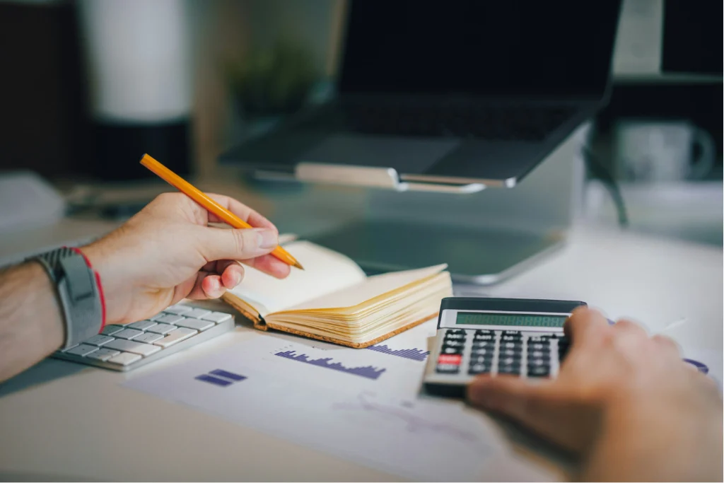 Antecipar o envio do Imposto de Renda 2026 é o segredo para receber a restituição mais rápido. O calendário de pagamentos começa ainda em maio | Foto: Reprodução/Unsplash