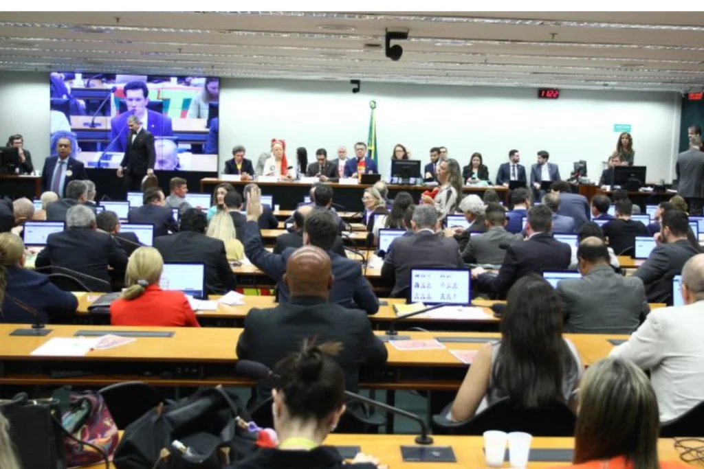 Comissão Especial da Câmara dos Deputados, aprovou o fim da escala 6x1 e redução da jornada para 40 horas semanais prometem impactar a rotina dos trabalhadores e o planejamento das empresas | Foto: Reprodução/ Vinicius Loures / Câmara dos Deputados