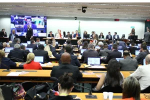 Comissão da Câmara aprova fim da escala 6×1 e redução da jornada para 40 horas