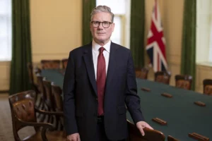 Keir Starmer renuncia ao cargo de Primeiro-ministro do Reino Unido; entenda o que muda para a economia do país
