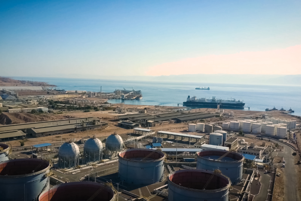 A trégua no Oriente Médio reduziu a pressão sobre o petróleo, mas especialistas alertam que clima, juros e logística continuam sendo riscos para a inflação global | Foto: Reprodução/Canva