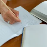 Taxa de analfabetismo cai para 4,9% no Brasil em 2025 e atinge novo mínimo histórico