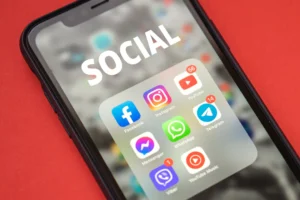 Reino Unido proíbe redes sociais para menores de 16 anos; entenda o impacto
