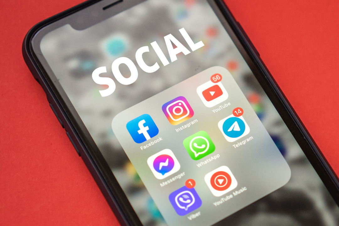 Reino Unido proíbe redes sociais para menores de 16 anos; entenda o impacto