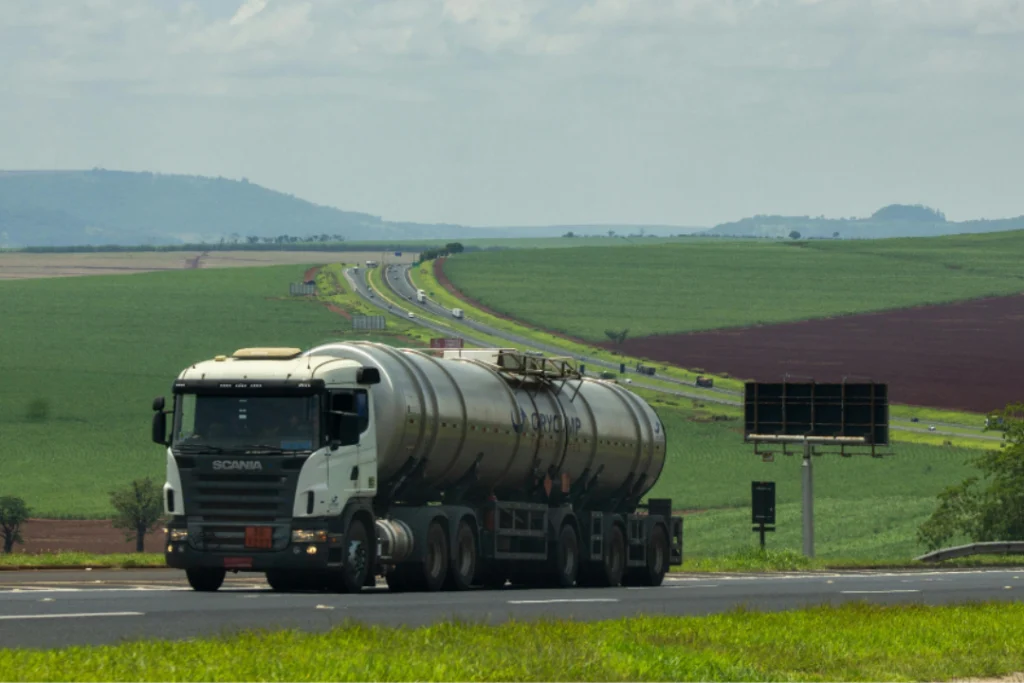 Queda do diesel de R$ 0,35 nas refinarias deve aliviar os custos de frete no país, onde 60% das cargas dependem das rodovias | Foto: Reprodução/ Pexels