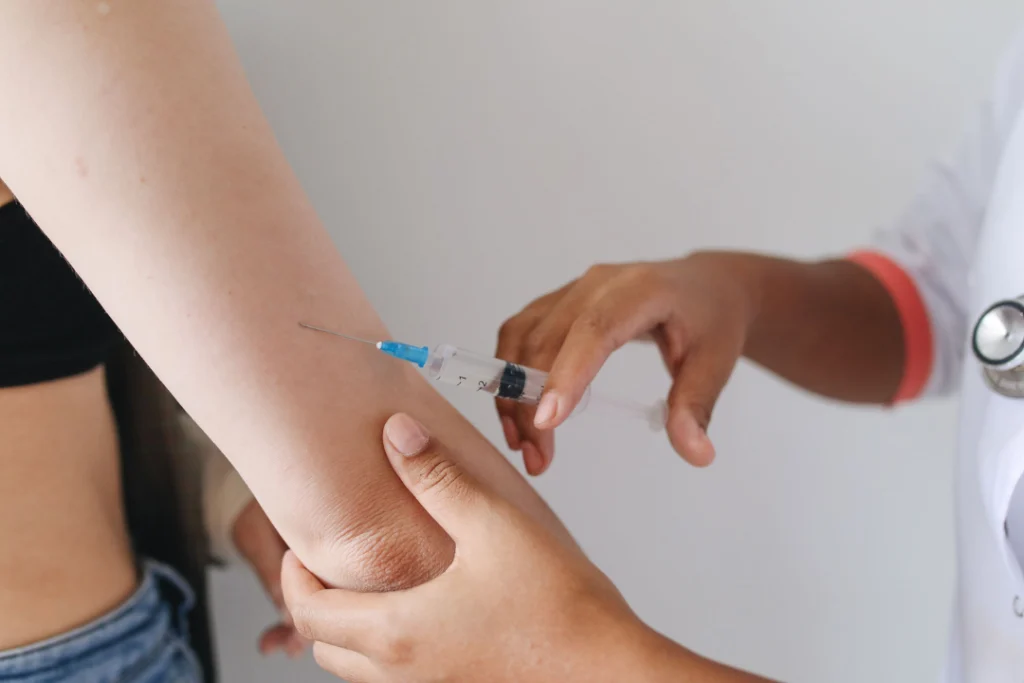 Produção nacional da vacina Butantan-DV: suspensão temporária do imunizante em dose única impacta projeções de custos e autonomia do SUS em 2026 | Foto: Reprodução/ Pexels