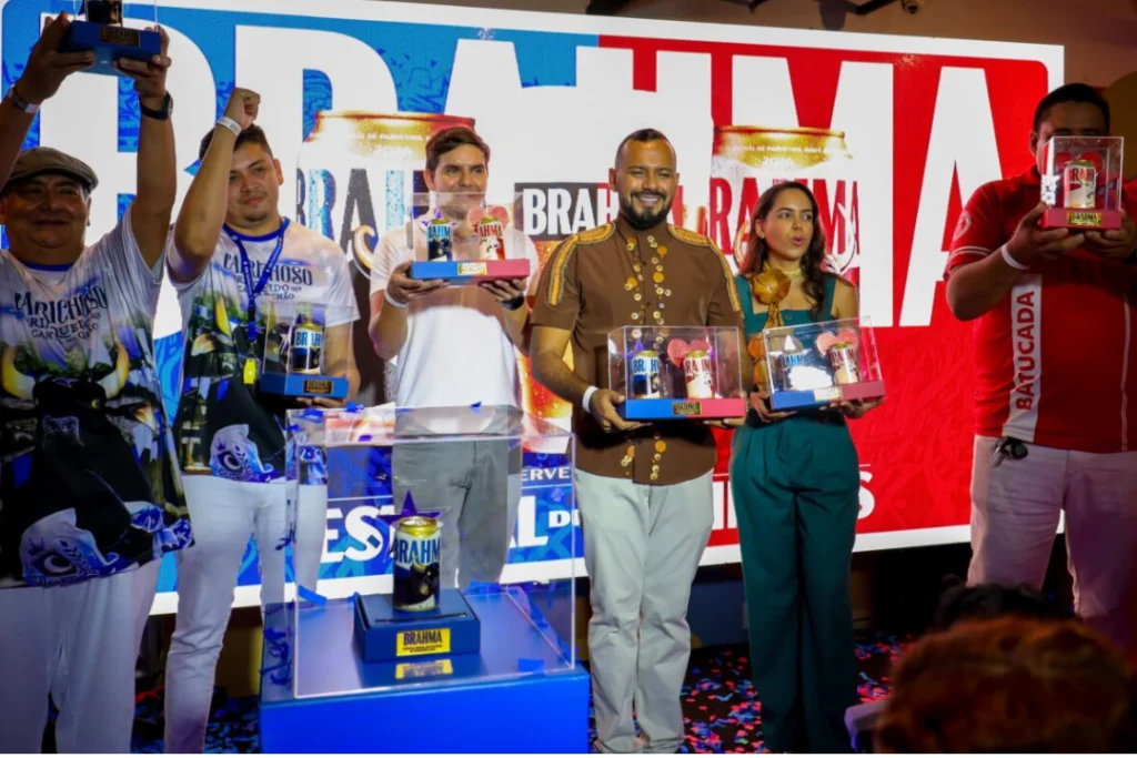 A rivalidade histórica entre Caprichoso e Garantido transforma o comércio e a paisagem urbana de Parintins, exigindo estratégias de marketing personalizadas de patrocinadores e multinacionais | Foto: Reprodução/Divulgação 