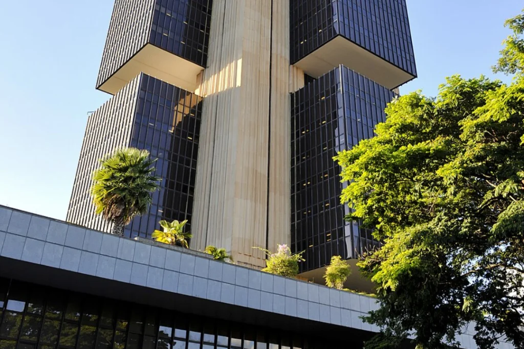Banco Central corta juros para 14,25% ao ano e sinaliza alívio gradual no crédito
