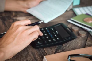Novo Desenrola renegociou R$ 5,5 bilhões em dívidas; programa oferece descontos de até 90% para famílias