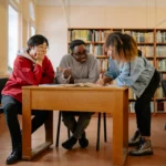 Número de jovens que não estudam nem trabalham cai ao menor nível em anos, aponta IBGE