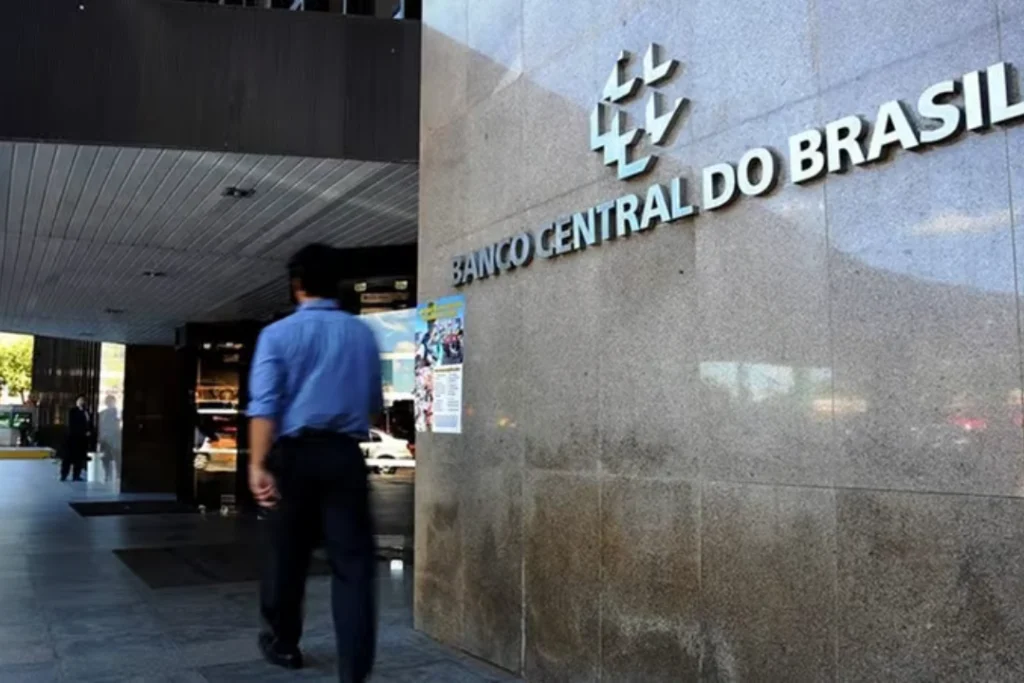 Autorizados pelo governo federal, os concursos do Banco Central e da Receita Federal oferecem oportunidades com salários que podem superar R$ 26 mil | Foto: Rpreodução/ Divulgação BC