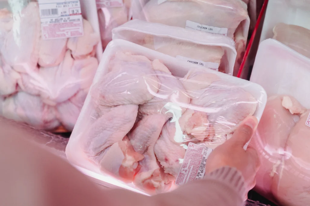 Exportações brasileiras de carne de frango atingiram recorde no primeiro semestre de 2026, impulsionadas pela forte demanda internacional e pelo crescimento das vendas para mercados asiáticos e do Oriente Médio | Foto: Reprodução/ pexels