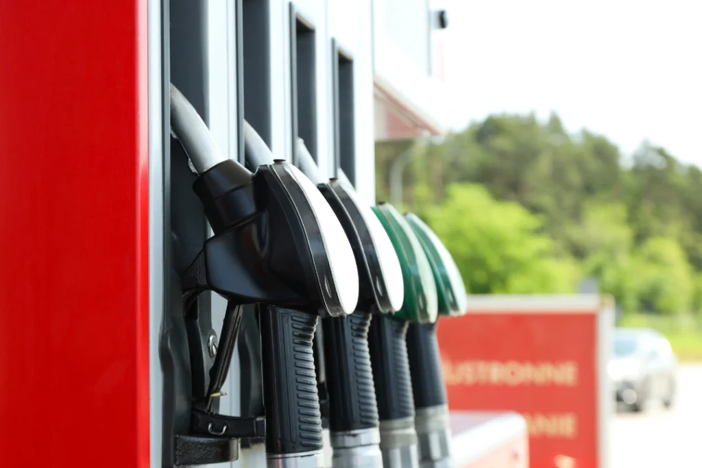 Petróleo despenca após cessar-fogo entre EUA e Irã; veja como a queda pode afetar combustíveis