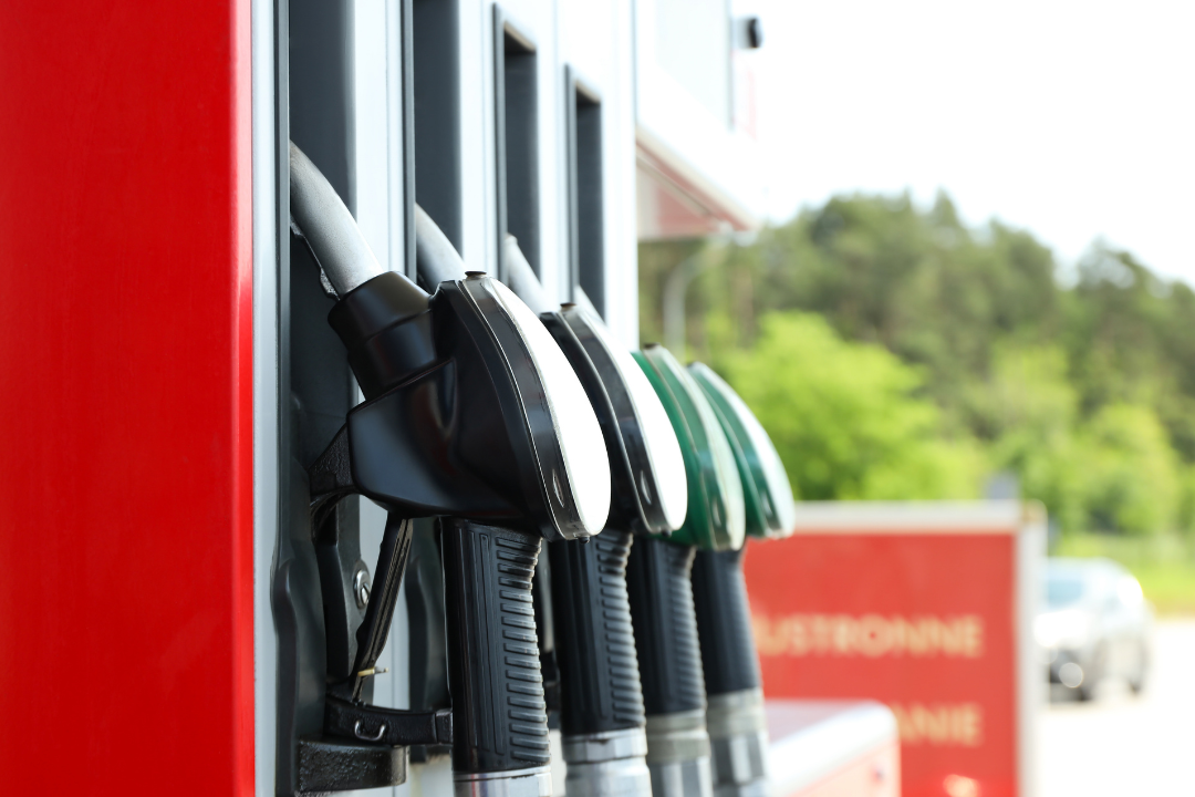 Petróleo despenca após trégua entre EUA e Irã; veja como a queda pode afetar combustíveis