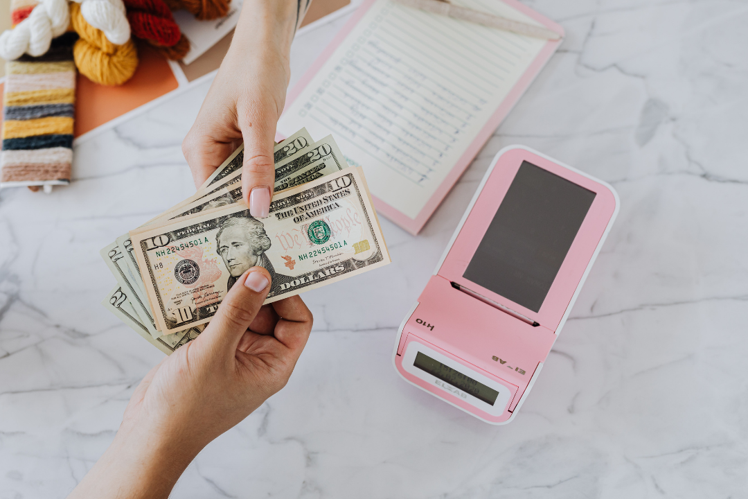 Por que o dólar está caindo? Brasil registra maior entrada de recursos em oito anos