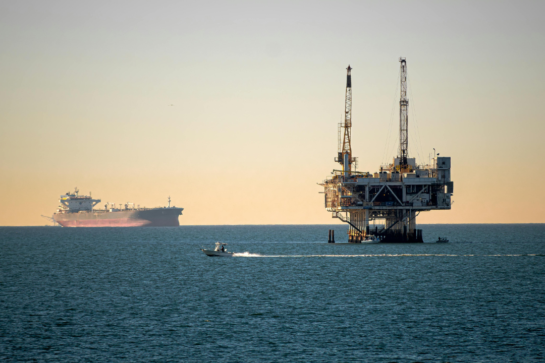 Preço do petróleo dispara após decisão dos EUA; entenda por que isso pode pesar no bolso dos brasileiros