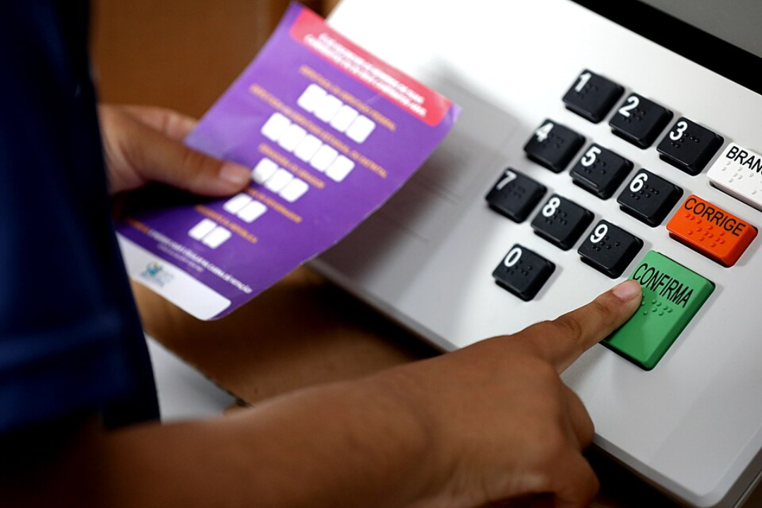 Vai viajar no dia da eleição? Saiba como pedir o voto em trânsito até 20 de agosto