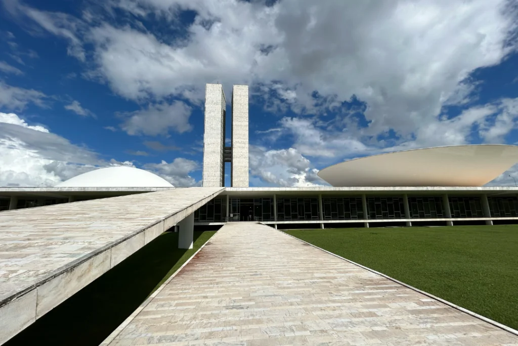 Presidente, Congresso e STF: entenda quem faz o quê nos Três Poderes