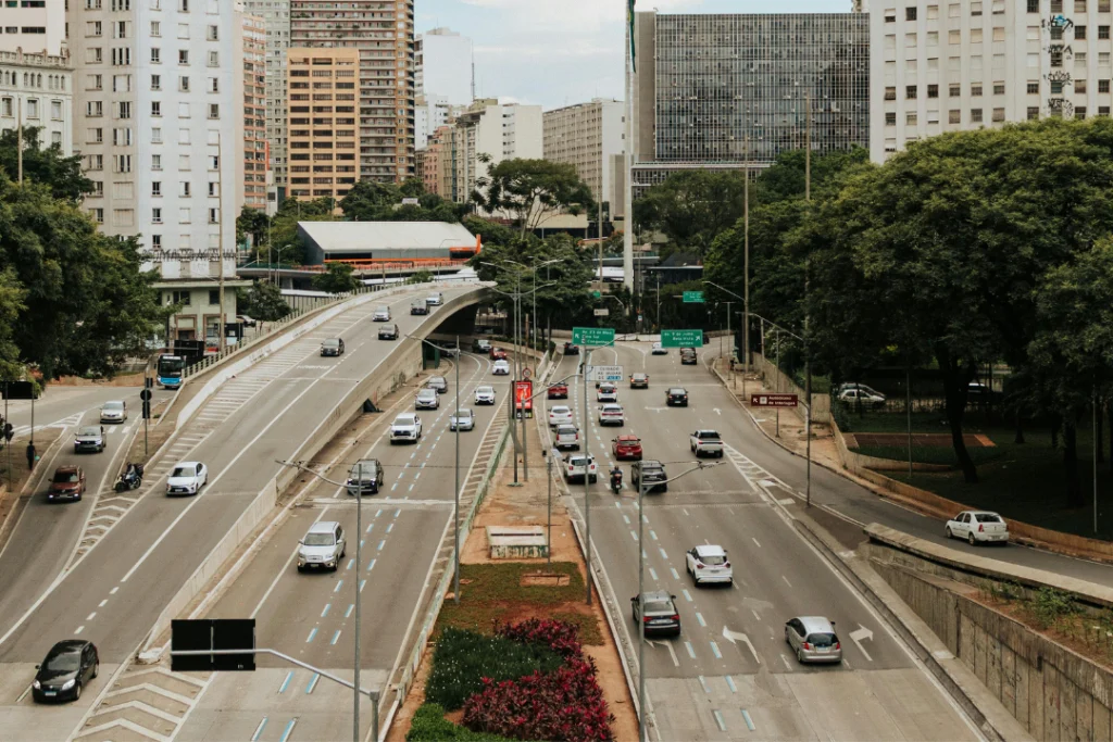 De quem é a responsabilidade? Veja quem cobrar por saúde, segurança e obras