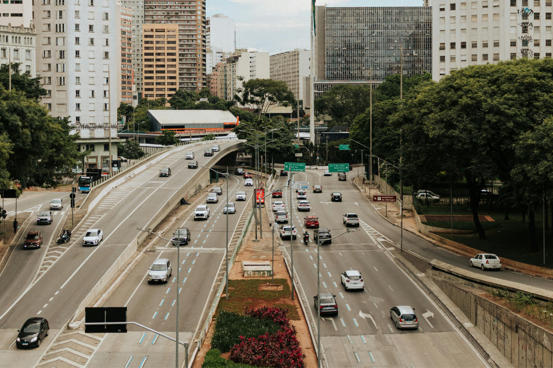 De quem é a responsabilidade? Veja quem cobrar por saúde, segurança e obras