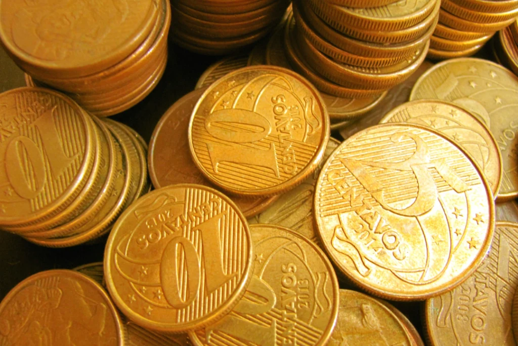 Brasileiros resgatam dinheiro esquecido para ajudar a pagar dívidas