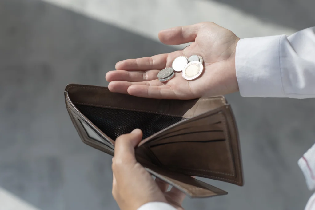 53% dos trabalhadores terminam o mês sem dinheiro, diz Serasa