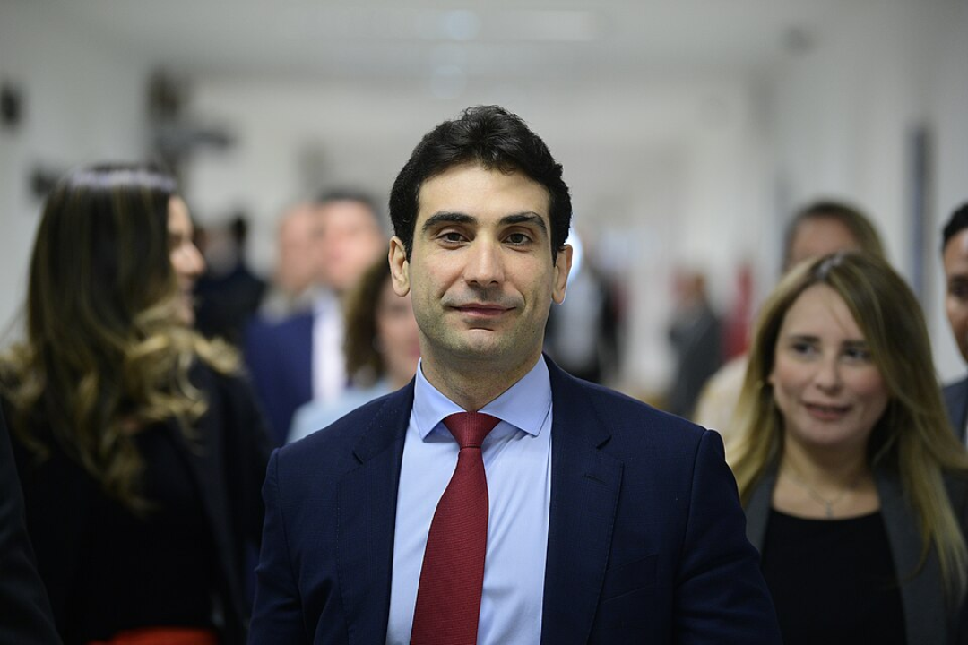 Galípolo alerta: mais crédito pode aumentar dívida das famílias