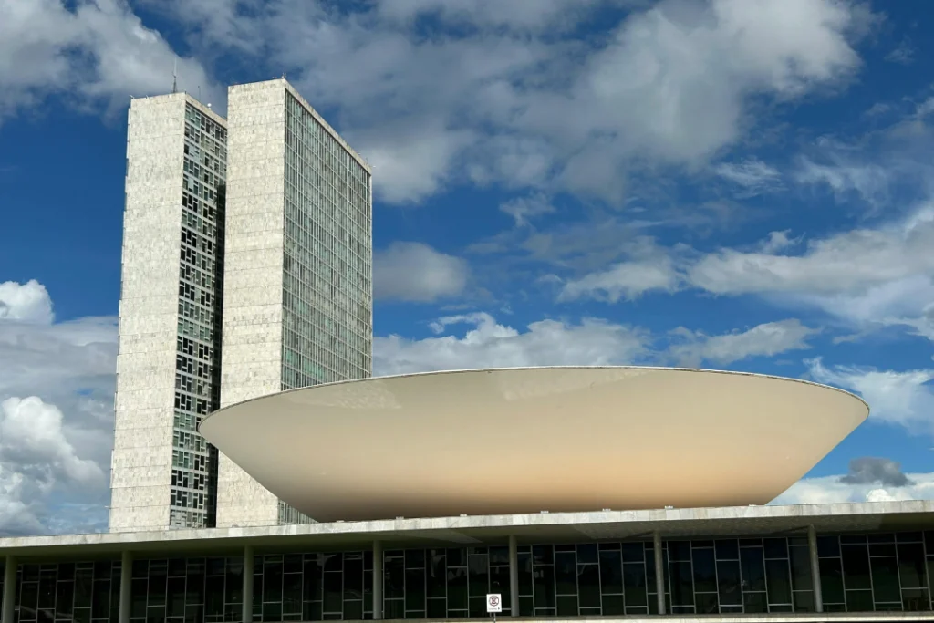 Senador e deputado: entenda quem você escolhe na urna e o que cada um faz