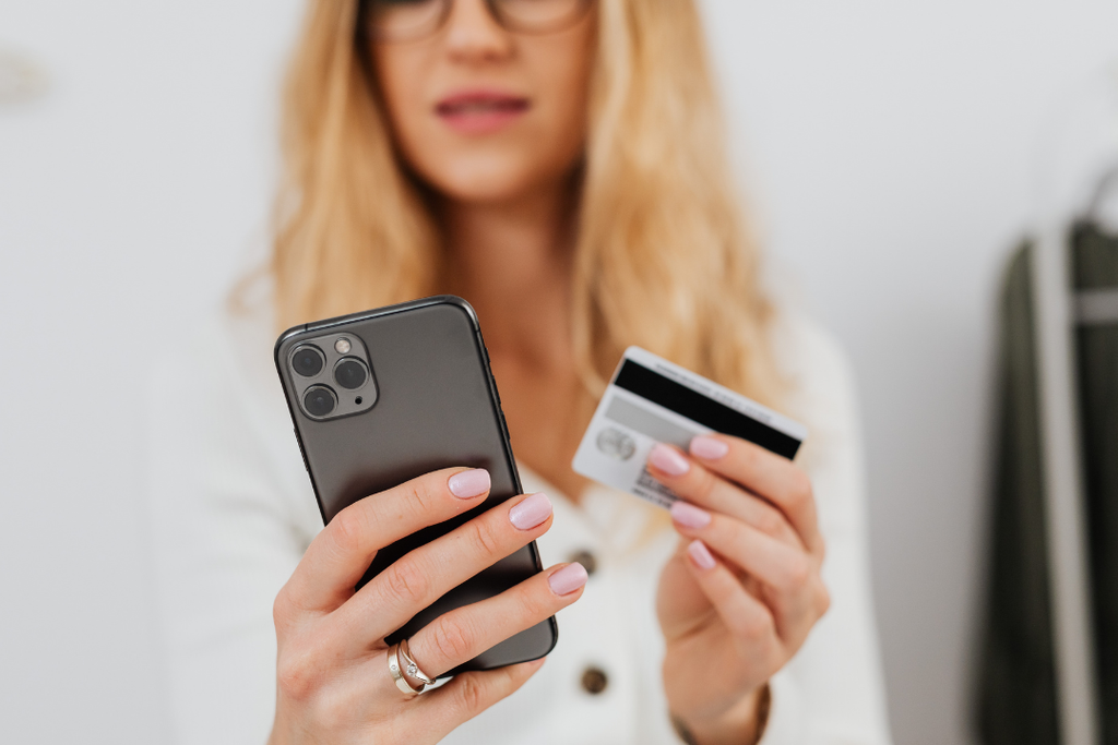 Cartão PJ voltados para empresas ganham espaço entre bancos e fintechs, que buscam novas formas de atender pequenos negócios e oferecer mais controle sobre os gastos | Foto: Reprodução/Canva