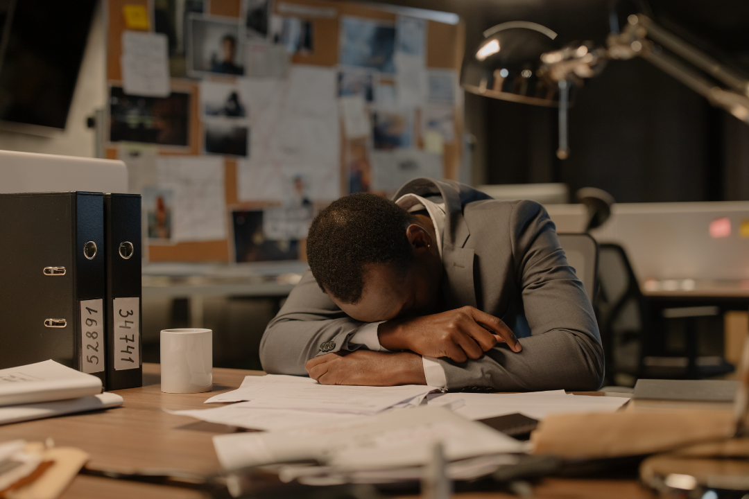 Burnout cresce no trabalho e afasta quase 7 mil brasileiros