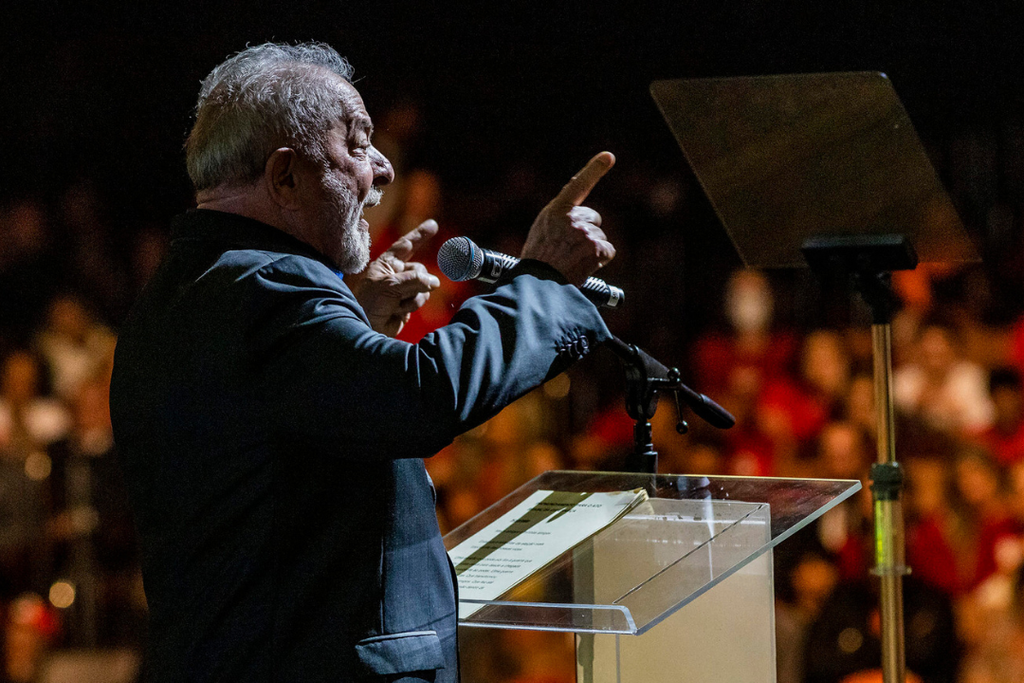 Enquanto Flávio apresenta oscilação negativa em relação às pesquisas anteriores, Lula registra avanço e se aproxima do adversário na reta final | Foto: Reprodução/Wikimedia Commons