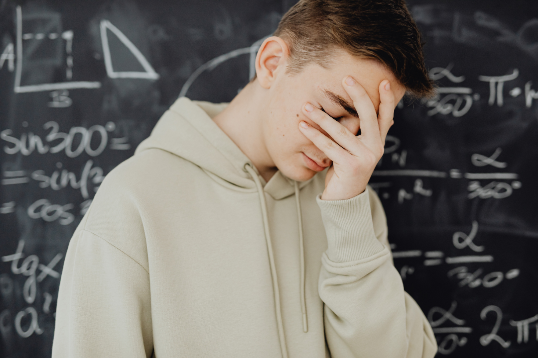 Jovens que não estudam nem trabalham caem, mas ainda são 22,4% no Brasil