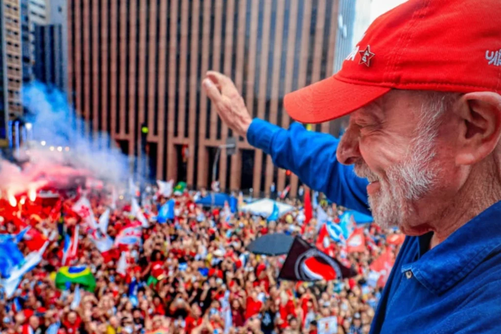 Lula é reeleito após virada inédita e chega ao quarto mandato