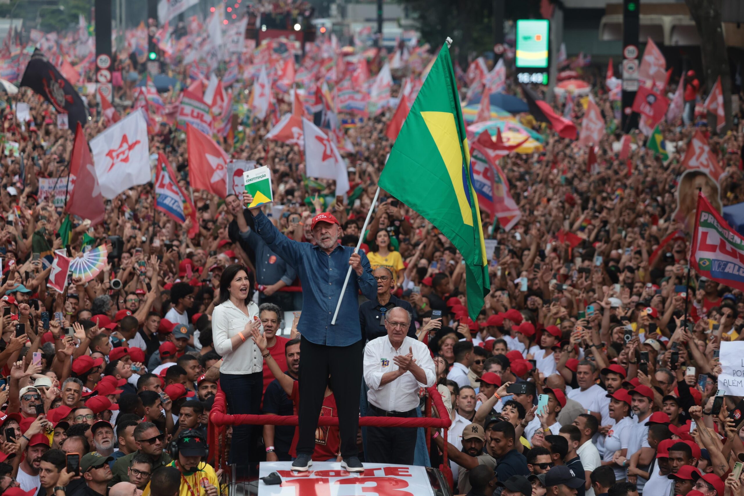Lula é reeleito após virada inédita e chega ao quarto mandato